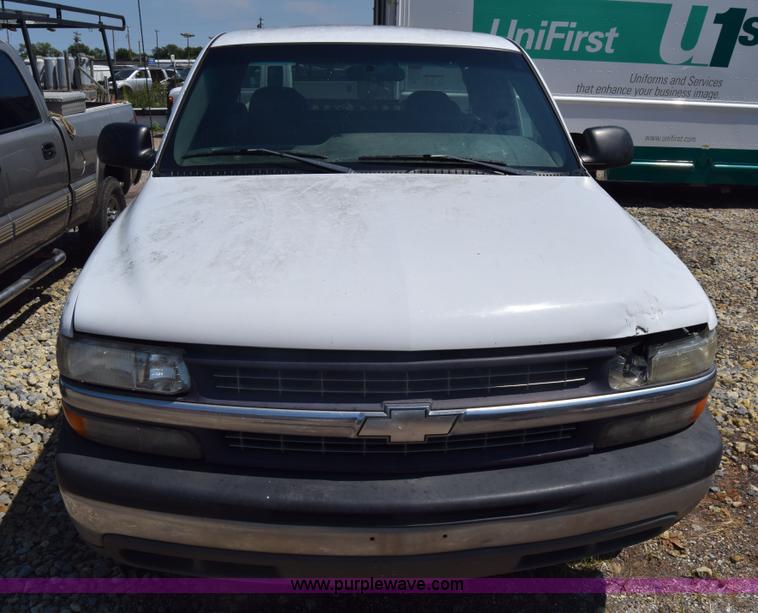 image for item J7762 2000 Chevrolet Silverado 2500 Ext. Cab pickup truck