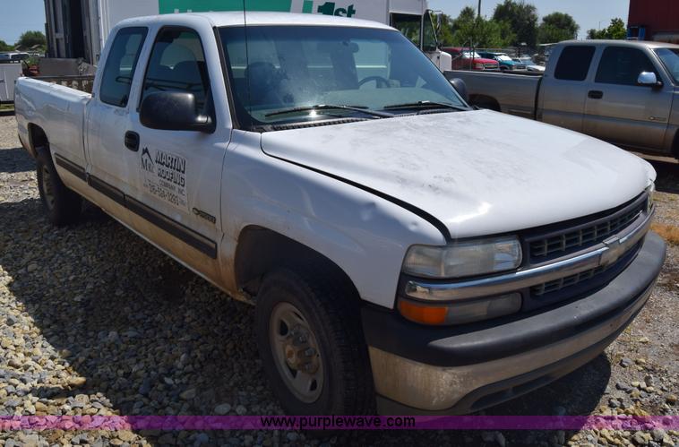 image for item J7762 2000 Chevrolet Silverado 2500 Ext. Cab pickup truck