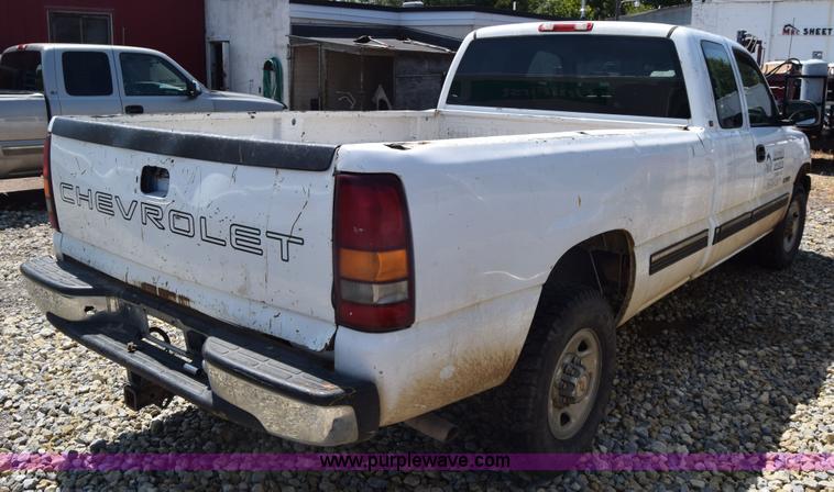 image for item J7762 2000 Chevrolet Silverado 2500 Ext. Cab pickup truck