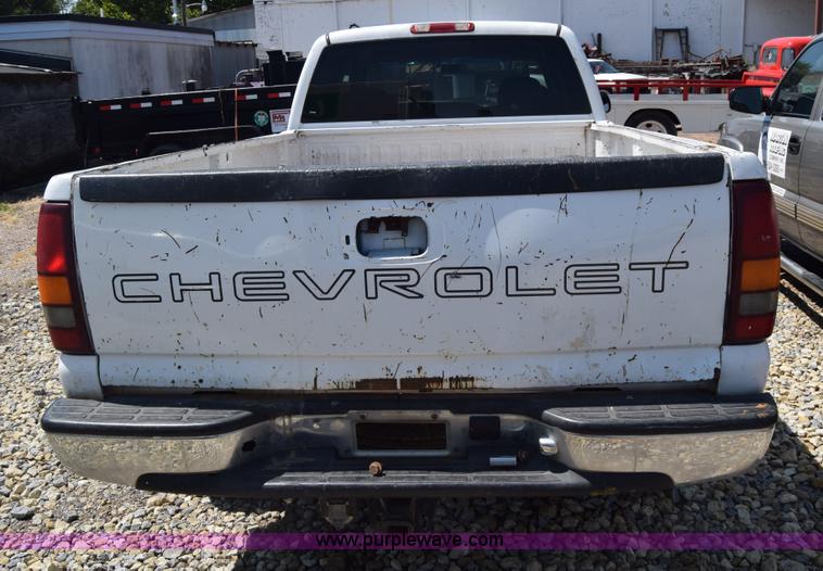 image for item J7762 2000 Chevrolet Silverado 2500 Ext. Cab pickup truck