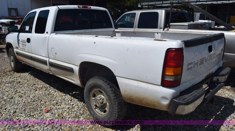 image for item J7762 2000 Chevrolet Silverado 2500 Ext. Cab pickup truck