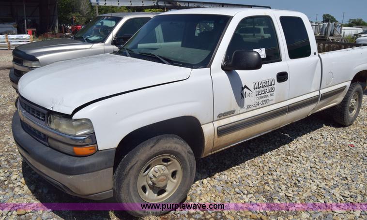 image for item J7762 2000 Chevrolet Silverado 2500 Ext. Cab pickup truck