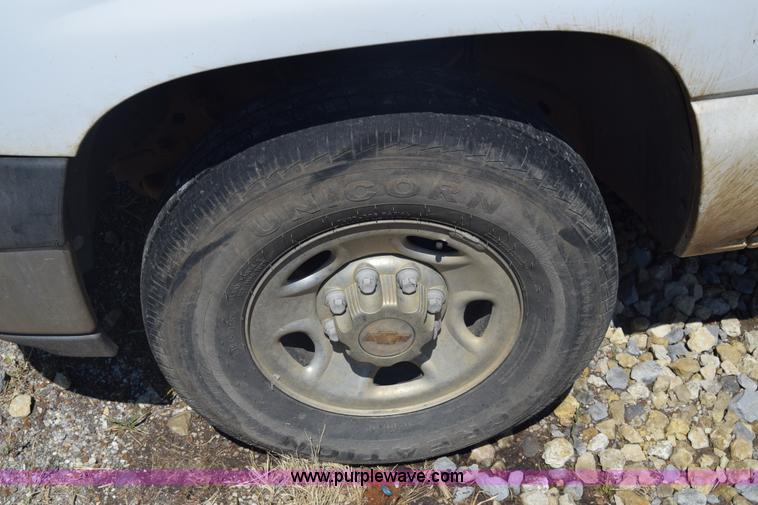 image for item J7762 2000 Chevrolet Silverado 2500 Ext. Cab pickup truck