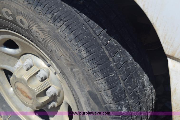 image for item J7762 2000 Chevrolet Silverado 2500 Ext. Cab pickup truck