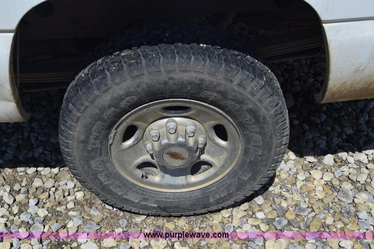 image for item J7762 2000 Chevrolet Silverado 2500 Ext. Cab pickup truck