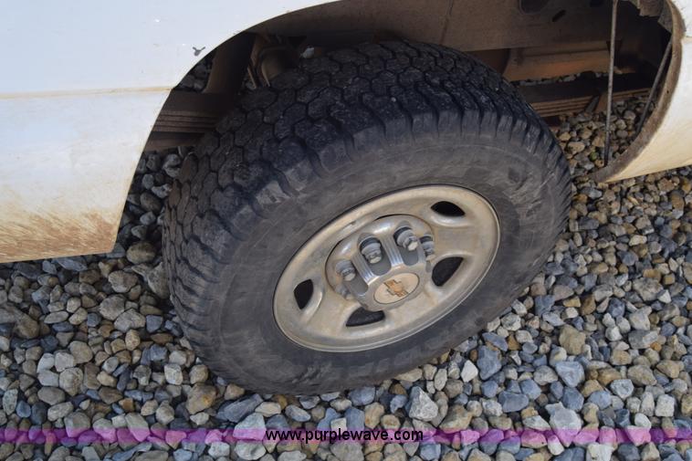 image for item J7762 2000 Chevrolet Silverado 2500 Ext. Cab pickup truck