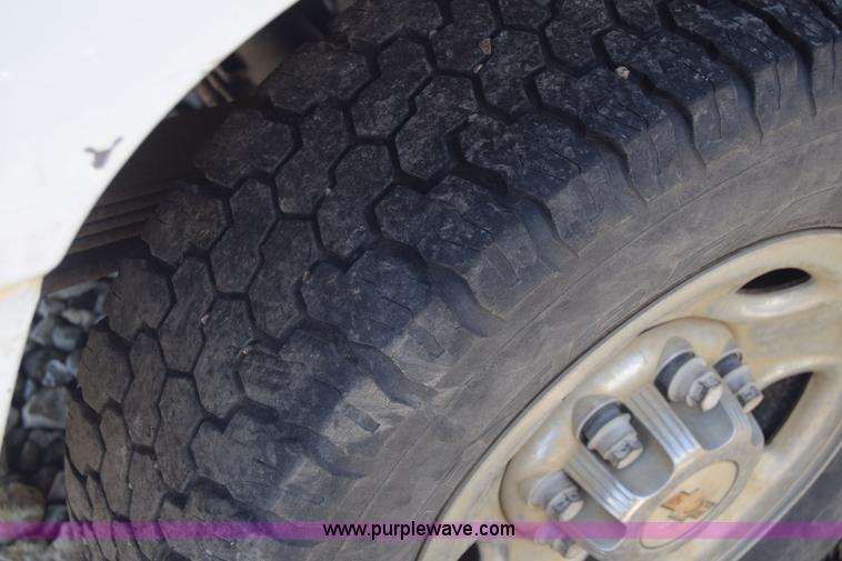 image for item J7762 2000 Chevrolet Silverado 2500 Ext. Cab pickup truck