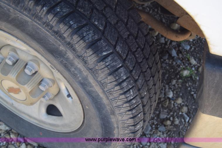 image for item J7762 2000 Chevrolet Silverado 2500 Ext. Cab pickup truck