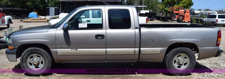 image for item J7763 2001 Chevrolet Silverado 1500 Ext. Cab pickup truck