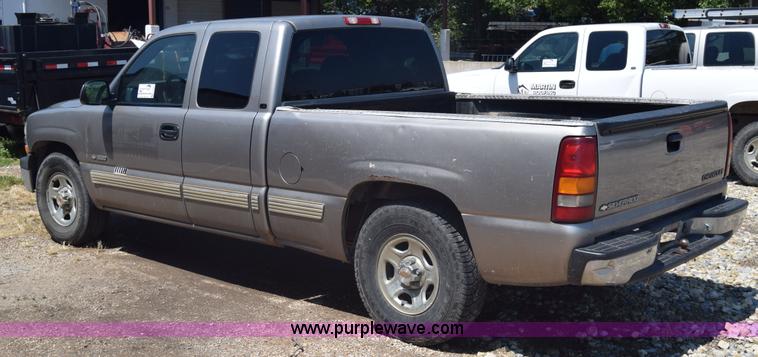image for item J7763 2001 Chevrolet Silverado 1500 Ext. Cab pickup truck