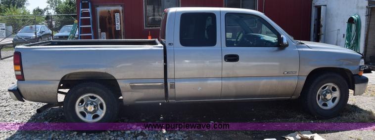 image for item J7763 2001 Chevrolet Silverado 1500 Ext. Cab pickup truck
