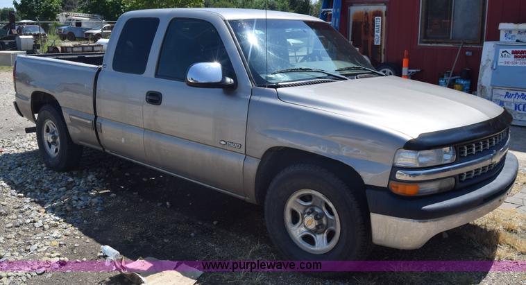 image for item J7763 2001 Chevrolet Silverado 1500 Ext. Cab pickup truck