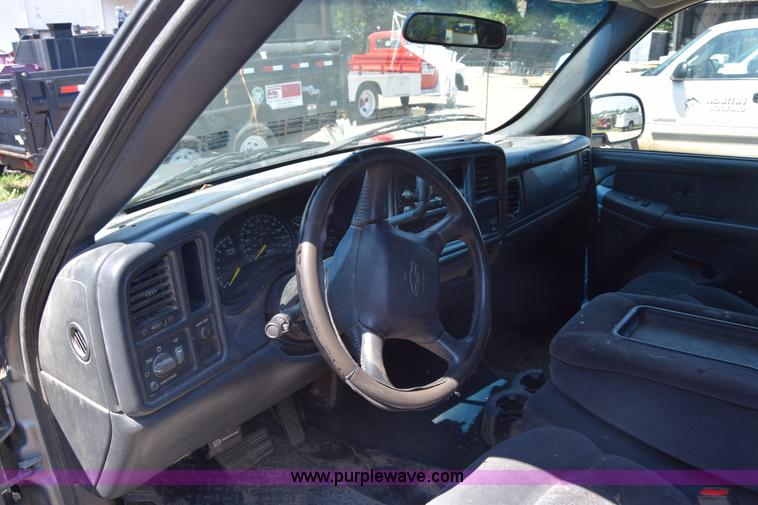 image for item J7763 2001 Chevrolet Silverado 1500 Ext. Cab pickup truck