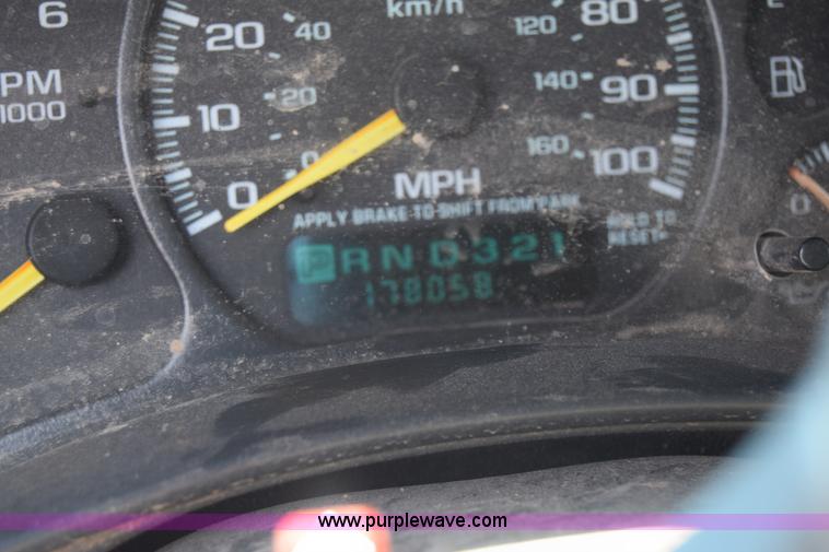 image for item J7763 2001 Chevrolet Silverado 1500 Ext. Cab pickup truck