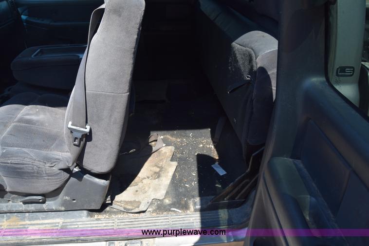 image for item J7763 2001 Chevrolet Silverado 1500 Ext. Cab pickup truck