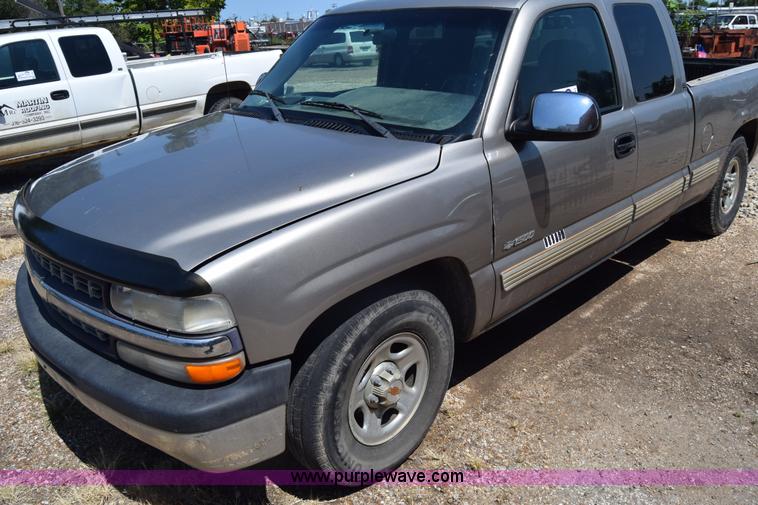 image for item J7763 2001 Chevrolet Silverado 1500 Ext. Cab pickup truck