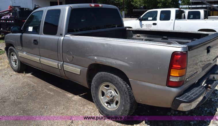 image for item J7763 2001 Chevrolet Silverado 1500 Ext. Cab pickup truck