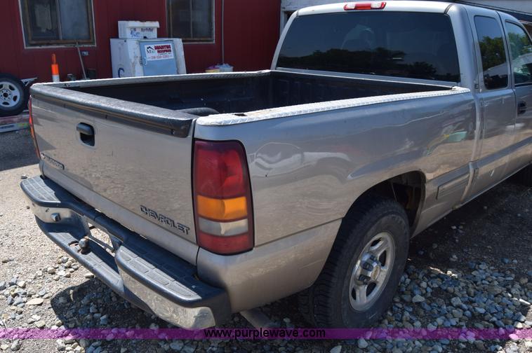 image for item J7763 2001 Chevrolet Silverado 1500 Ext. Cab pickup truck