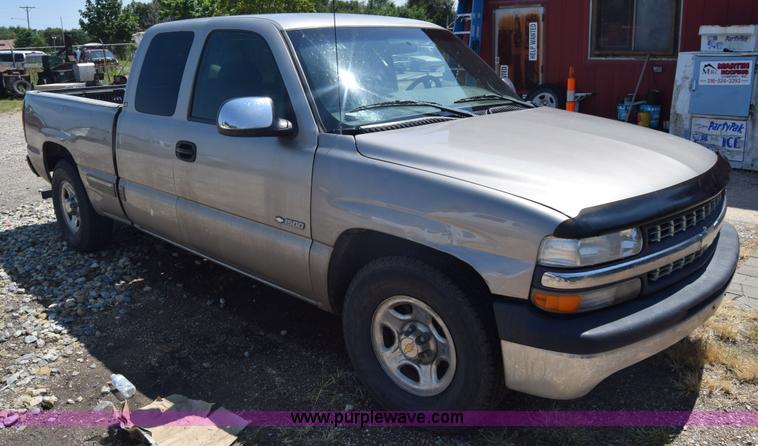 image for item J7763 2001 Chevrolet Silverado 1500 Ext. Cab pickup truck