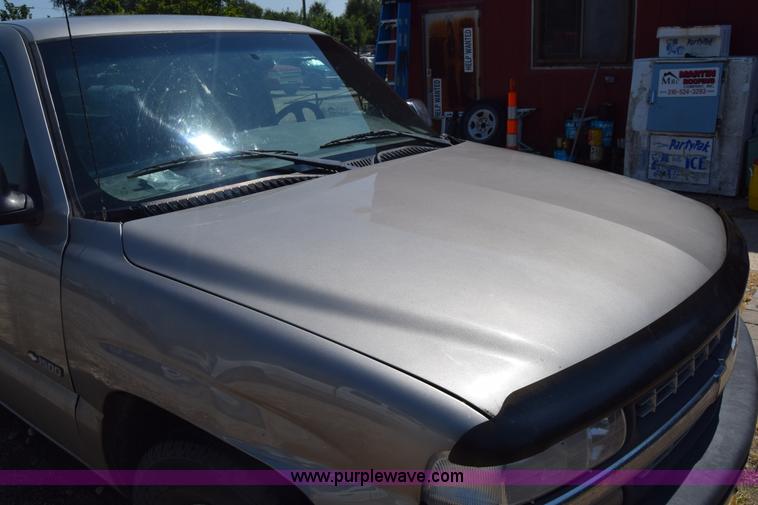 image for item J7763 2001 Chevrolet Silverado 1500 Ext. Cab pickup truck