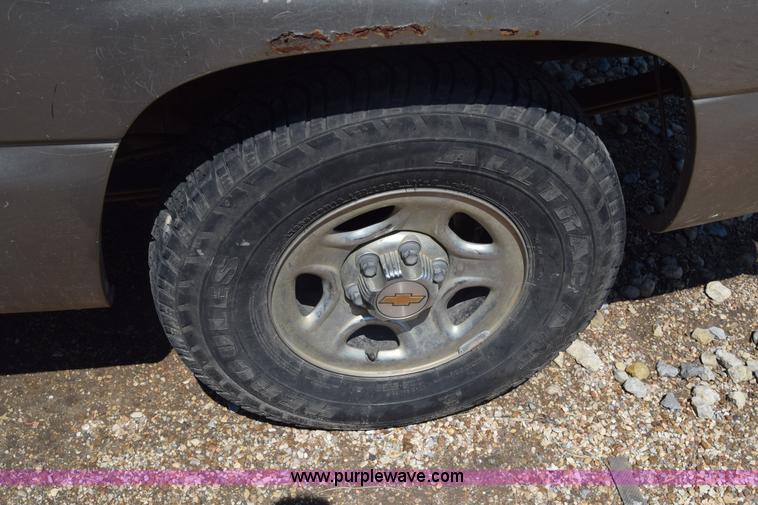 image for item J7763 2001 Chevrolet Silverado 1500 Ext. Cab pickup truck