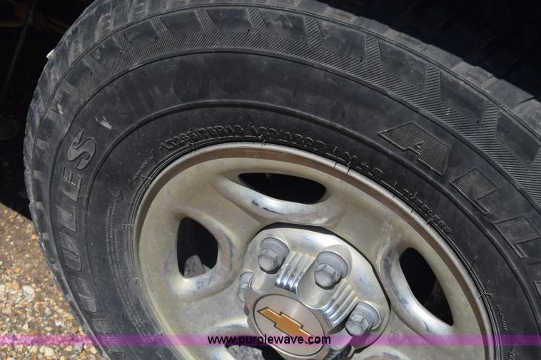 image for item J7763 2001 Chevrolet Silverado 1500 Ext. Cab pickup truck