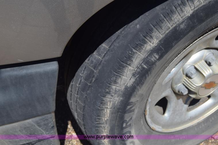 image for item J7763 2001 Chevrolet Silverado 1500 Ext. Cab pickup truck