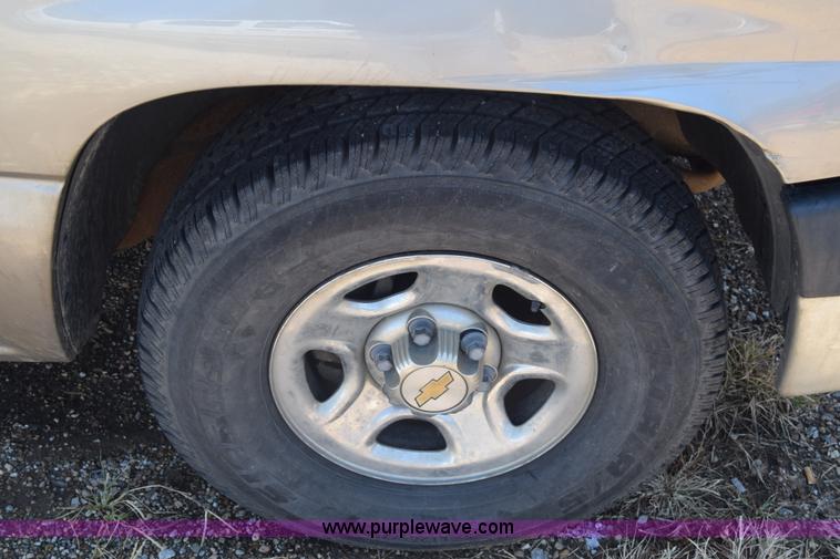 image for item J7763 2001 Chevrolet Silverado 1500 Ext. Cab pickup truck