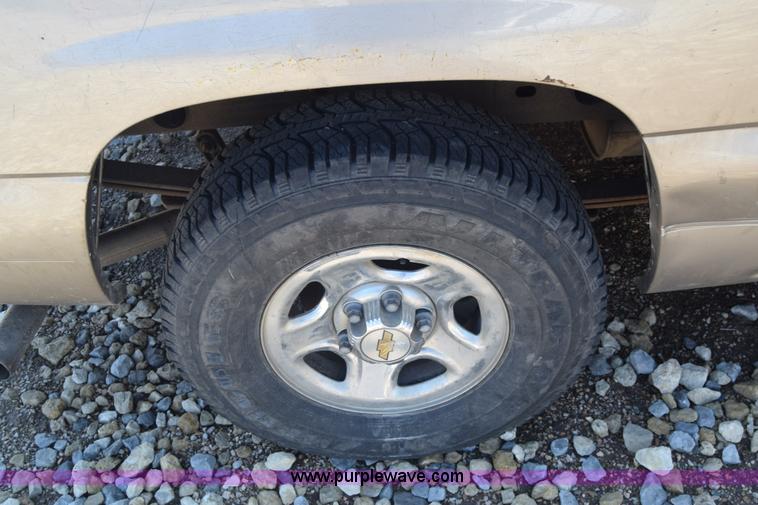 image for item J7763 2001 Chevrolet Silverado 1500 Ext. Cab pickup truck