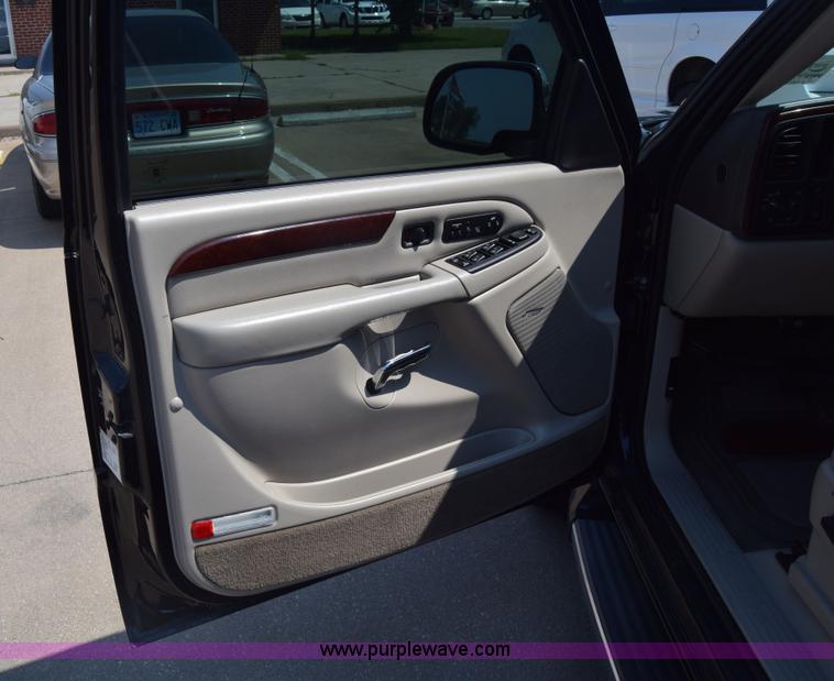 image for item J7814 2005 Cadillac Escalade SUV