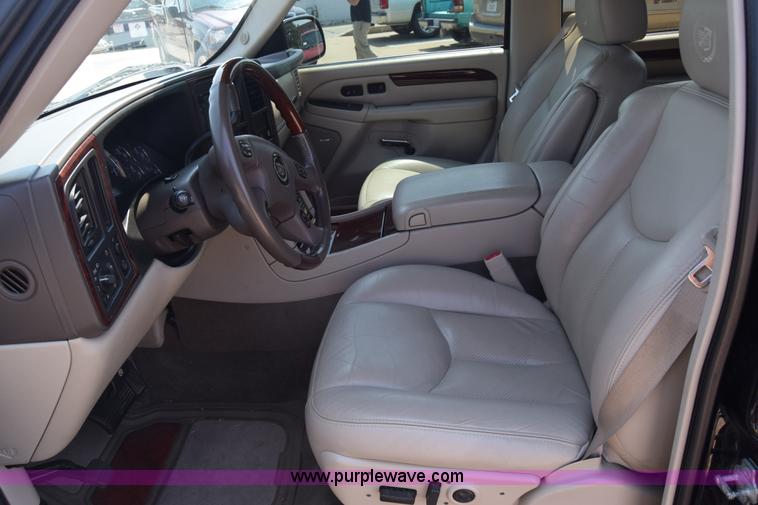 image for item J7814 2005 Cadillac Escalade SUV