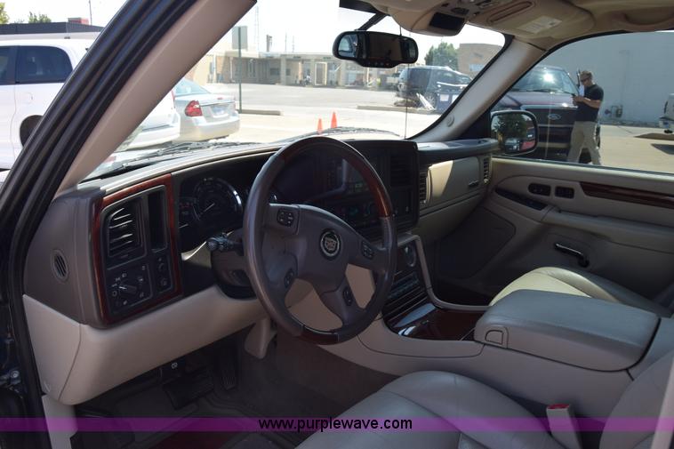 image for item J7814 2005 Cadillac Escalade SUV