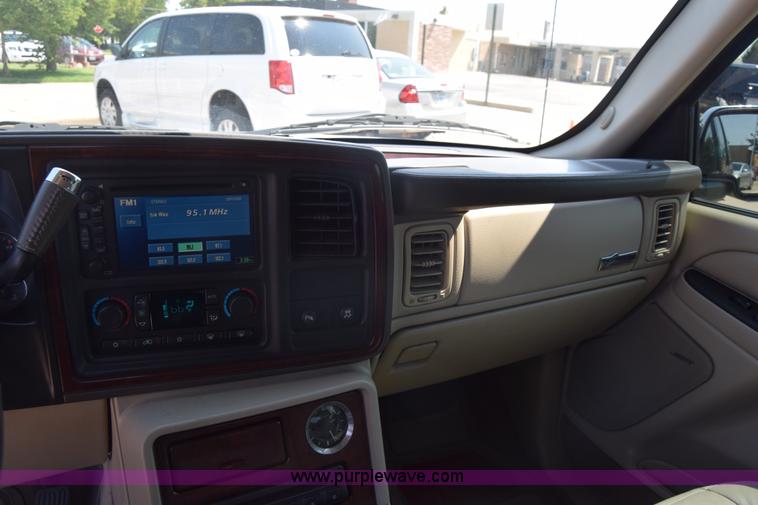 image for item J7814 2005 Cadillac Escalade SUV