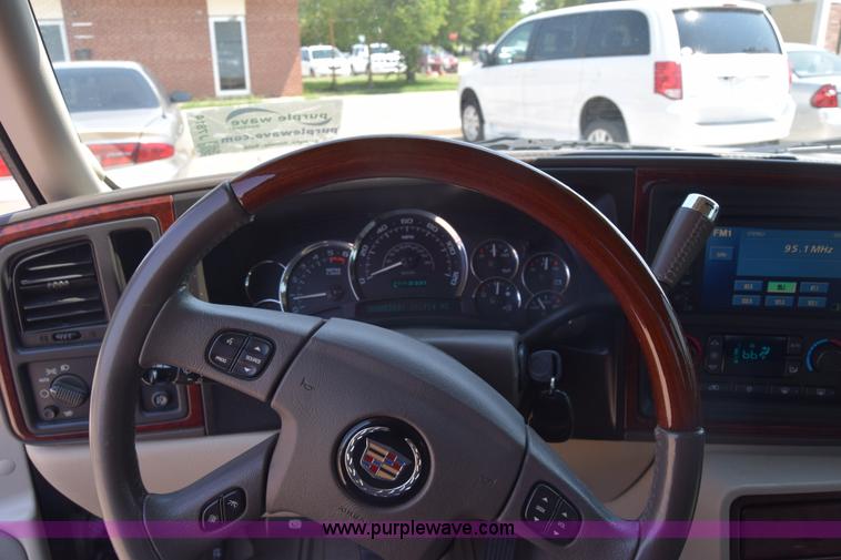 image for item J7814 2005 Cadillac Escalade SUV