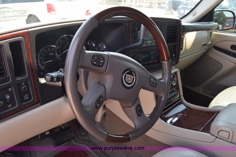 image for item J7814 2005 Cadillac Escalade SUV