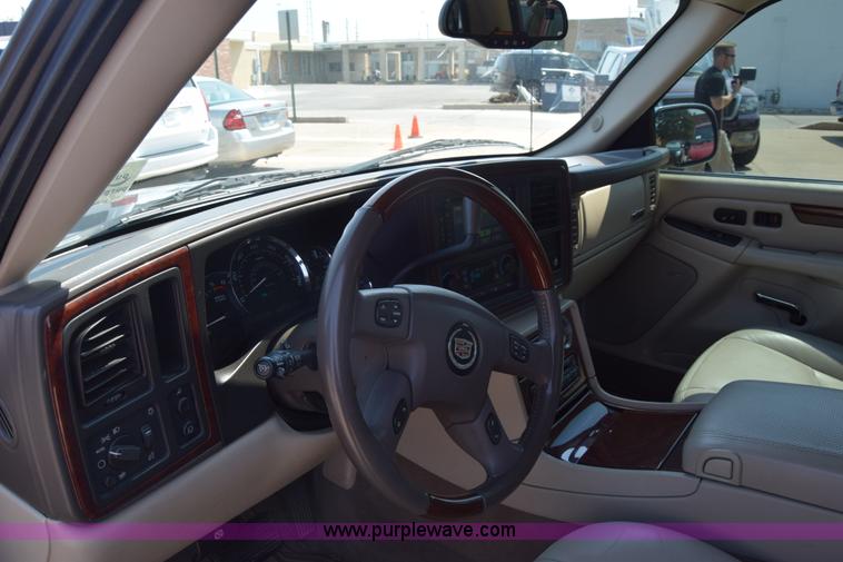 image for item J7814 2005 Cadillac Escalade SUV