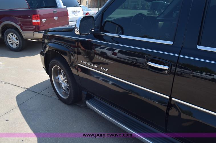 image for item J7814 2005 Cadillac Escalade SUV