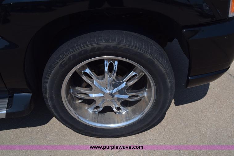 image for item J7814 2005 Cadillac Escalade SUV