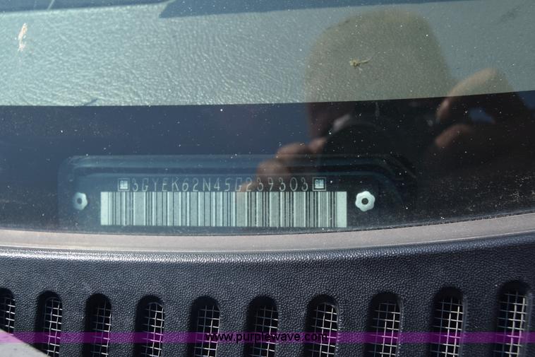 image for item J7814 2005 Cadillac Escalade SUV