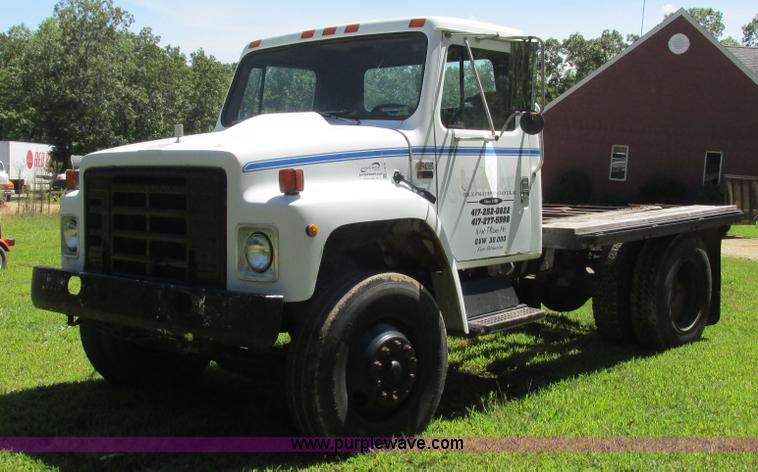 image for item J8578 1984 International S1900 flatbed truck