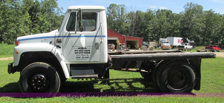 image for item J8578 1984 International S1900 flatbed truck