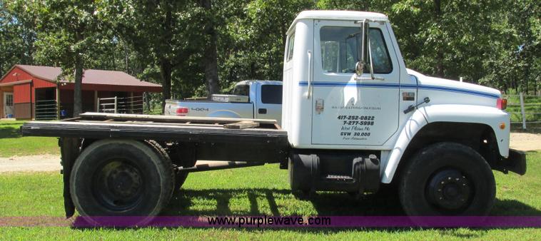 image for item J8578 1984 International S1900 flatbed truck
