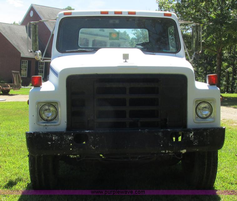 image for item J8578 1984 International S1900 flatbed truck