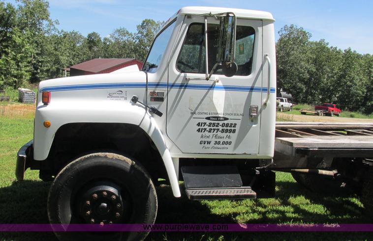 image for item J8578 1984 International S1900 flatbed truck