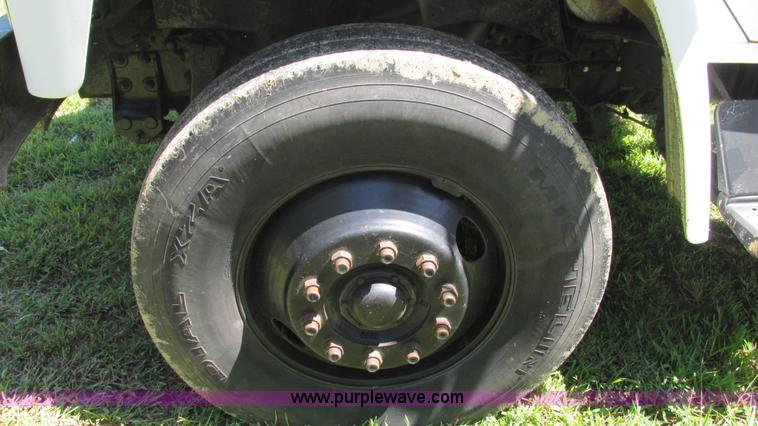 image for item J8578 1984 International S1900 flatbed truck