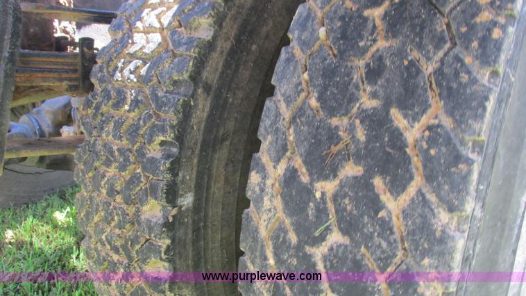 image for item J8578 1984 International S1900 flatbed truck