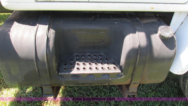 image for item J8578 1984 International S1900 flatbed truck