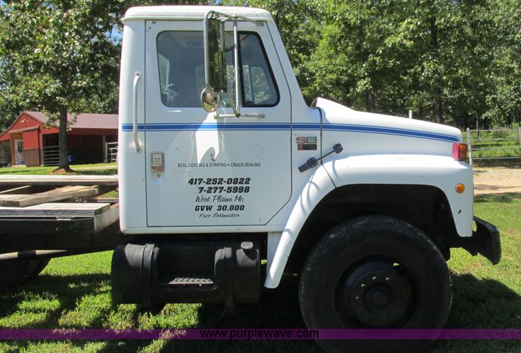 image for item J8578 1984 International S1900 flatbed truck