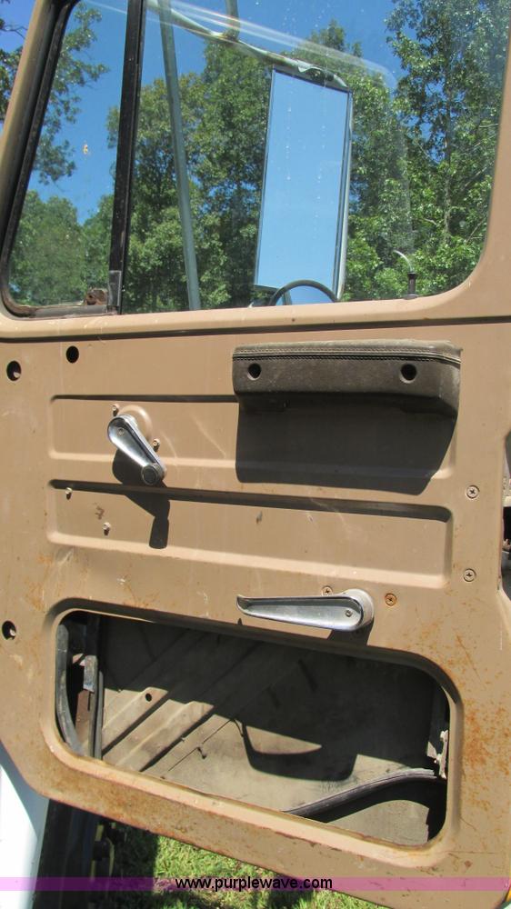 image for item J8578 1984 International S1900 flatbed truck