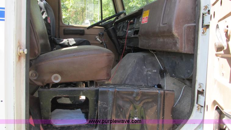 image for item J8578 1984 International S1900 flatbed truck